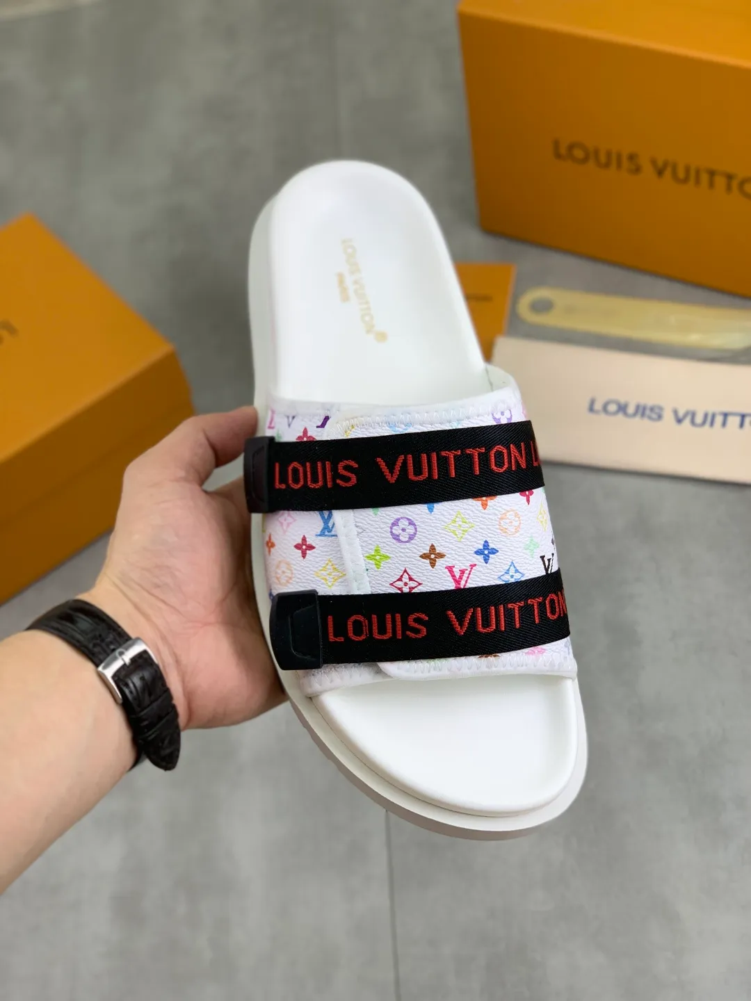 Men's shoes 💰P320💰【New style】🆘 Original quality 【LOUIS VUITTON】The popular Louis Vuitton LV men's slippers on the official website are on sale simultaneously! Original fabric imported from Italy, original factory special supply, code number: 38-44 (45 customized), many colors available